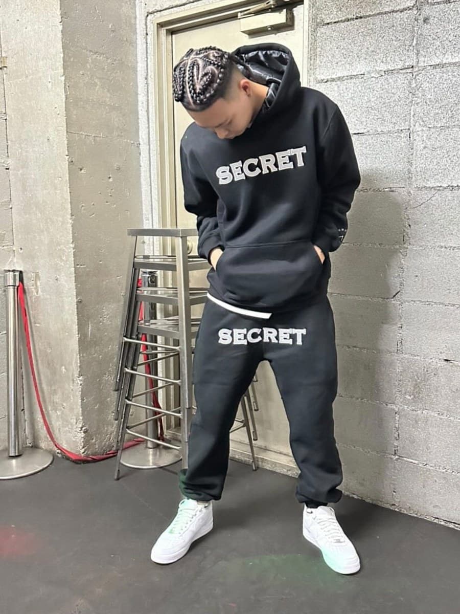 Candee が SECRET のセットアップを着ている