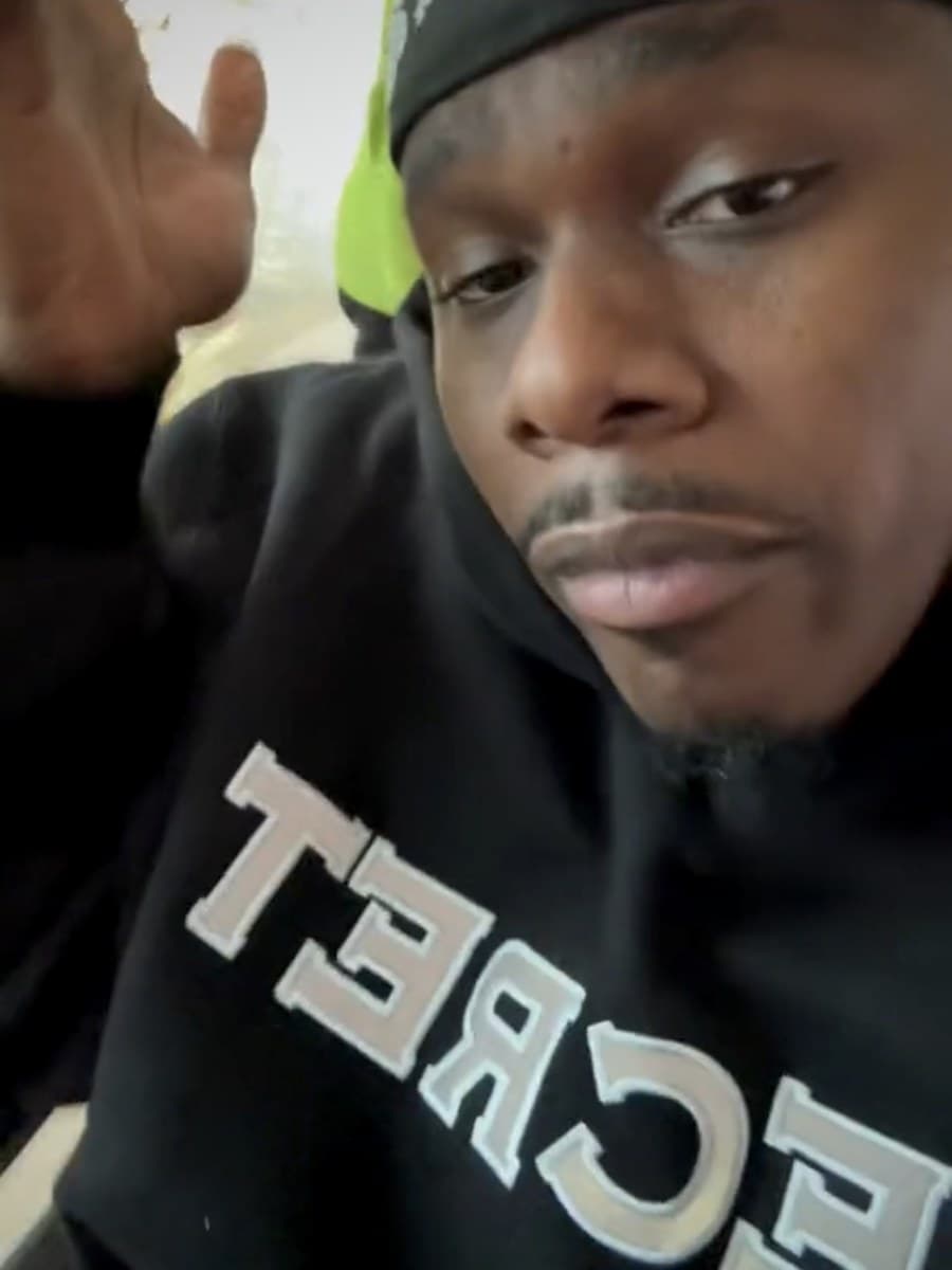 DaBaby が SECRET のフーディーを着ている
