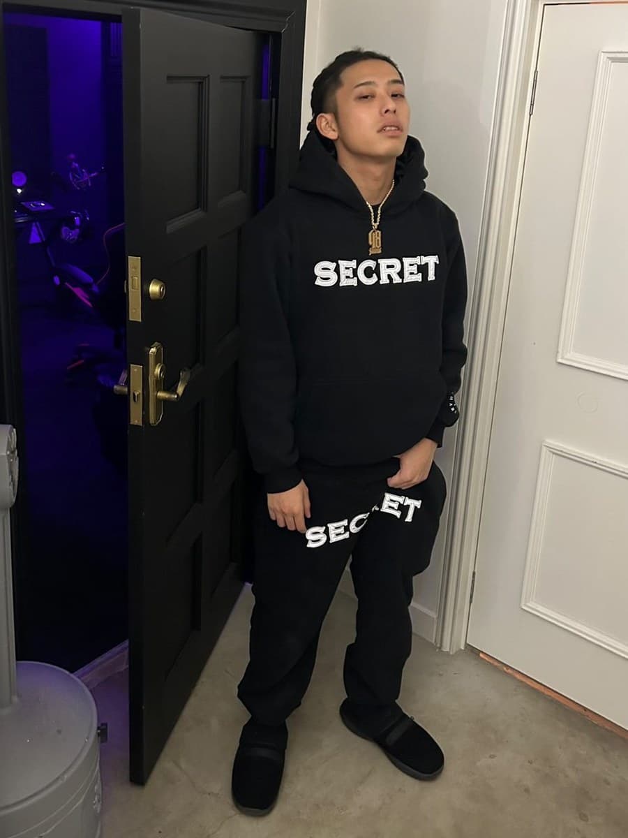 eyden が SECRET のセットアップを着ている