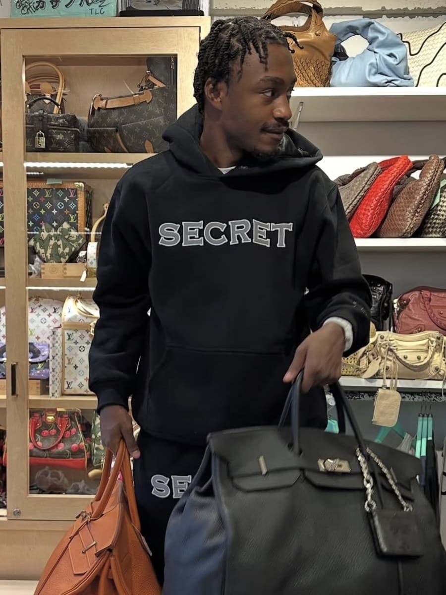 Lil Tjay が SECRET のフーディーを着ている