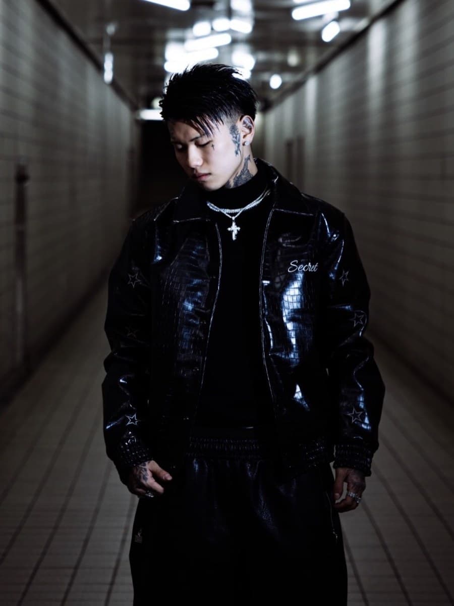 Pxrge Trxxxer が SECRET のレザーを着ている