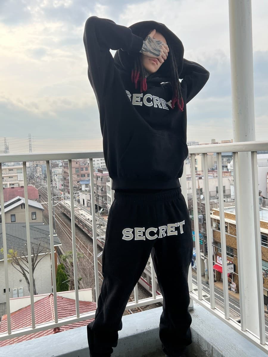 Yvng Patra が SECRET のセットアップを着ている